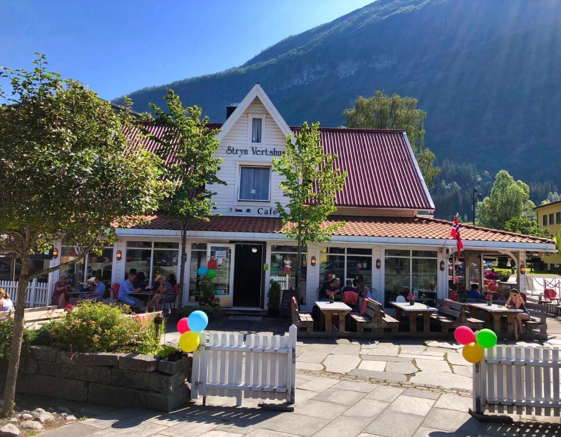 Stryn Kaffebar & Vertshus Екстер'єр фото